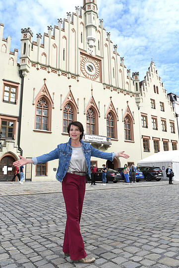 Janina Hartwig vor dem Rathaus.