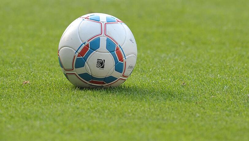 Ein Fußball liegt auf dem Spielfeld.