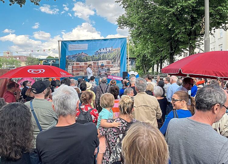 Rund 200 Anwohner versammeln sich am Donnerstag an der Baugrube.  Foto: Nina Job