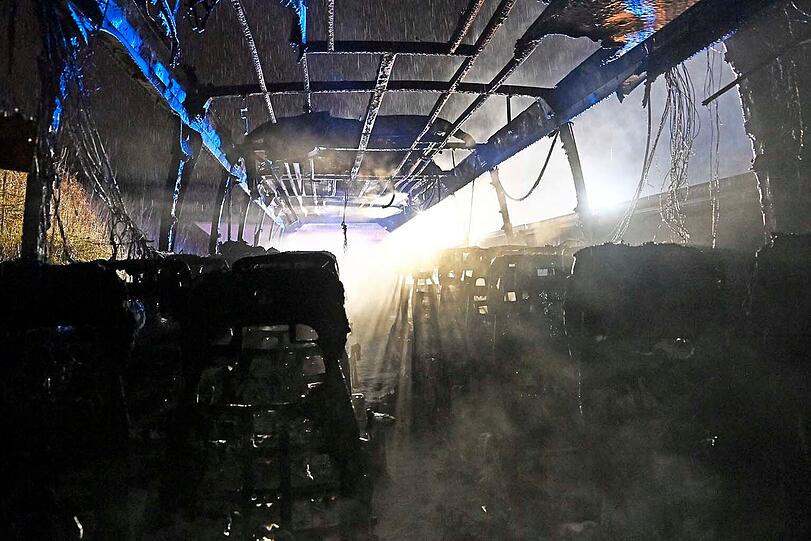Auf der A99 bei München fängt ein niederländischer Bus auf der Fahrt nach Österreich zu brennen an. Die schnelle Reaktion des Busfahrers verhindert möglicherweise Schlimmeres.