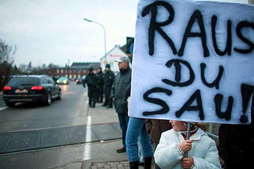 Protest in Randerath (NRW). Hierher war Kinderschänder Karl D. gezogen. Er kam nur durch eine Justiz-Panne frei &ndash; doch solche Proteste könnte es vielleicht bald öfter geben.