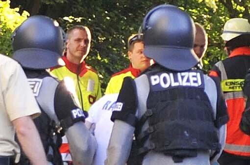 Ein Brite droht, ein Mietshaus in Brand zu stecken und will sich dann aus dem 9. Stock in die Tiefe stürzen. Polizei verhindert Verzweiflungstat in Forstenried.