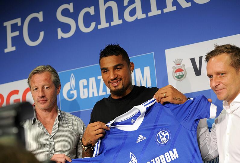 Mit Kevin-Prince Boateng gelingt dem FC Schalke 04 ein absoluter Überraschungscoup. Für 10 Millionen wechselt der Halbbruder von Münchens Jerome Boateng nach Gelsenkirchen.