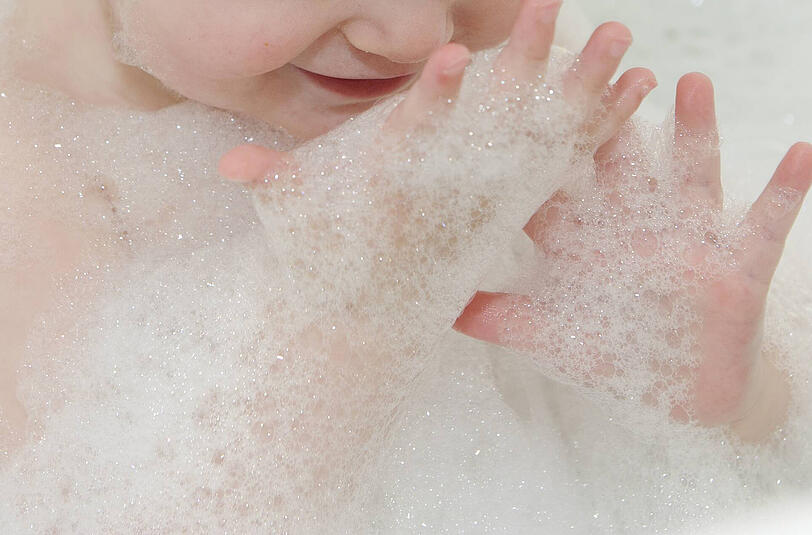Als die Mutter wieder zurück ins Badezimmer kam, hat das Baby leblos in der Wanne gelegen.