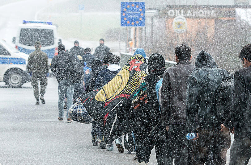 Trotz Wintereinbruchs kommen immer noch tausende Flüchtlinge nach Deutschland.