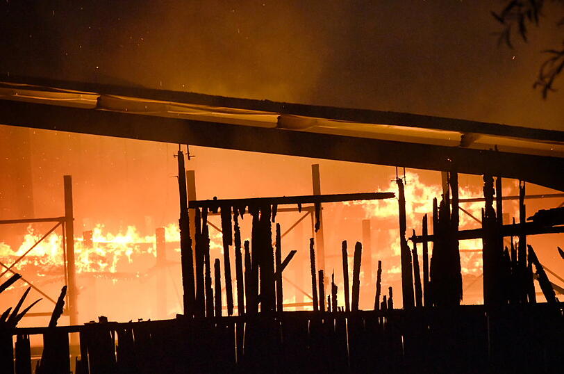 Mehrere Lagerhallen brannten beinahe vollkommen ab - die Feuerwehr war die ganze Nacht im Einsatz. Die Bilder.