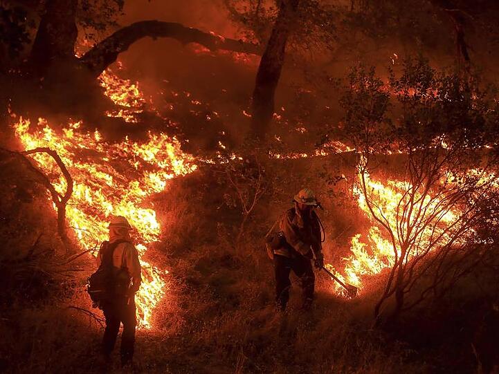 Hohe Temperaturen und Trockenheit an der US-Westküste erschweren den Kampf gegen die Flammen.