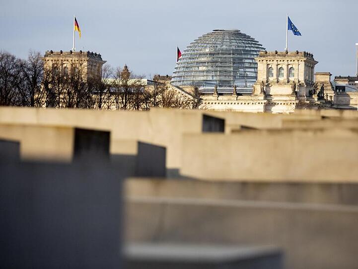 Holocaust-Mahnmal vor dem Reichstag in Berlin.