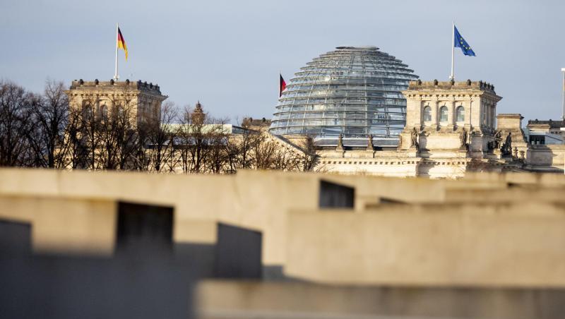 Holocaust-Mahnmal vor dem Reichstag in Berlin. Holocaust-Mahnmal vor dem Reichstag in Berlin.