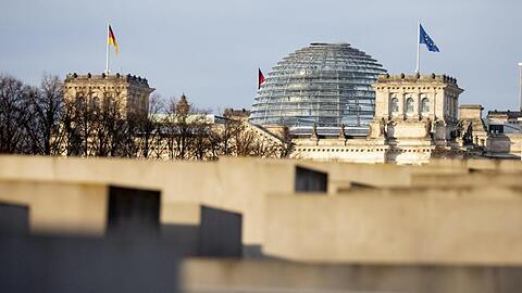 Holocaust-Mahnmal vor dem Reichstag in Berlin.
