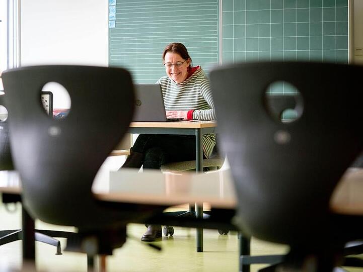 Bei den Kommunikationsmedien setzen Schulen auf die E-Mail, Mobiltelefon, Website der Schule und Online-Plattformen wie Moodle.