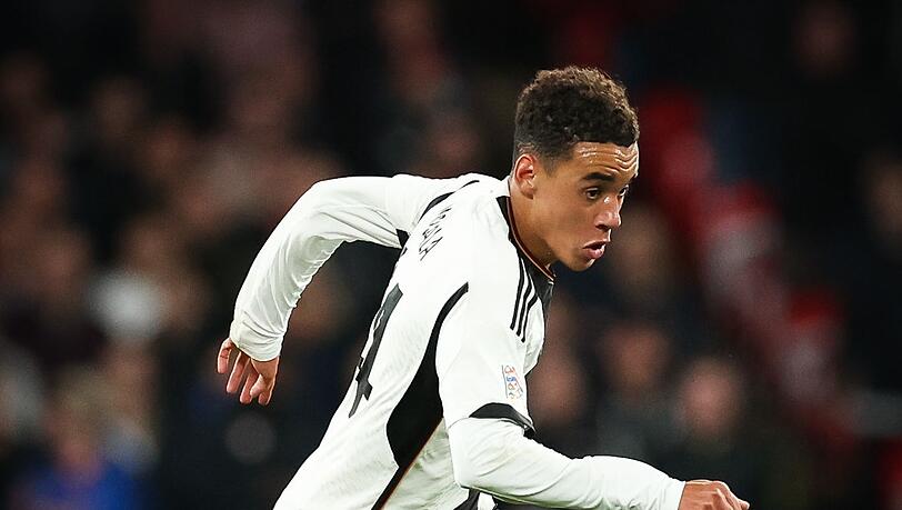Deutschlands Jamal Musiala spielt den Ball.
