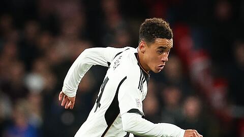 Deutschlands Jamal Musiala spielt den Ball.