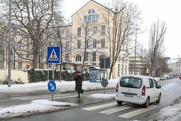 An der Haltestelle Schwester-Eubulina-Platz können Fußgänger die Auerfeldstraße nun sicher auf dem Zebrastreifen überqueren. An der Haltestelle Schwester-Eubulina-Platz können Fußgänger die Auerfeldstraße nun sicher auf dem Zebrastreifen überqueren.