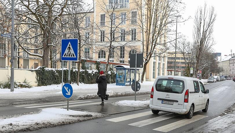 An der Haltestelle Schwester-Eubulina-Platz können Fußgänger die Auerfeldstraße nun sicher auf dem Zebrastreifen überqueren. An der Haltestelle Schwester-Eubulina-Platz können Fußgänger die Auerfeldstraße nun sicher auf dem Zebrastreifen überqueren.