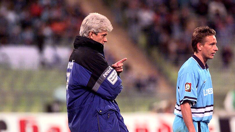 Erst siegen, dann singen: Löwen-Trainer Werner Lorant (l.) mit Spieler Horst Heldt anno 1998. Erst siegen, dann singen: Löwen-Trainer Werner Lorant (l.) mit Spieler Horst Heldt anno 1998.
