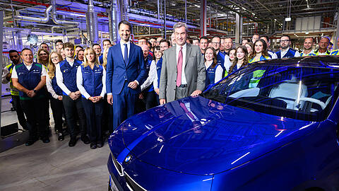 Bayerns Ministerpr&auml;sident Markus S&ouml;der (CSU) und BMW-Produktionsvorstand Raymond Wittmann posieren mit Mitarbeitern beim Produktionsbeginn im BMW-Batteriewerk Irlbach-Stra&szlig;kirchen.
