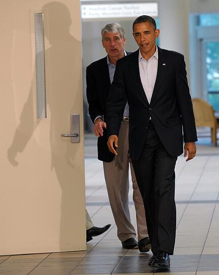 Der Präsident spendet Trost: Barack Obama besuchte am Sonntag Aurora, den Schauplatz der Kino-Schießerei in Colorado.