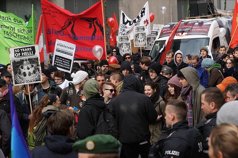 Rund 2500 Demonstranten protestieren gegen die Münchner Sicherheitskonferenz.