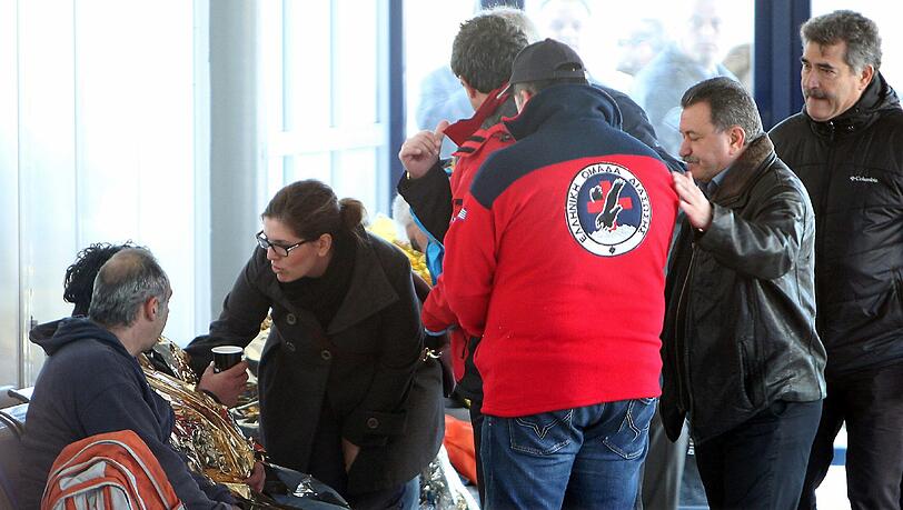 Die Geretteten der Adria-Fähre werden von Sanitätern versorgt
