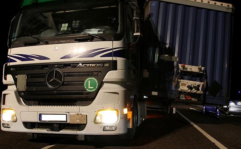 Auf der B 304 verlor ein LKW auf Höhe der Abzweigung ST 2104 nach Waging seinen Auflieger.