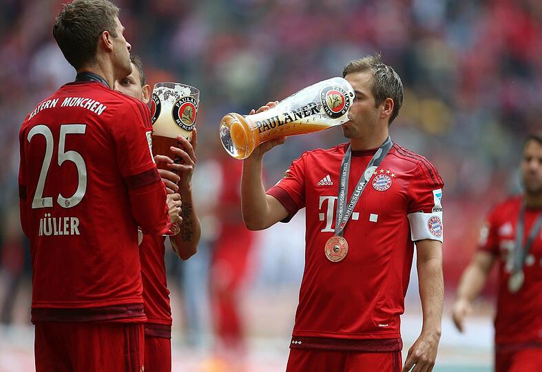 PHILIPP LAHM  - NOTE 2.
Der Kapitän klatschte mit einem Teil der Legenden ab, winkte im Spaß ab, als er auch noch die Ex-Kollegen um Kahn & Co. Begrüßen sollte. Kahn lachte sich weg &ndash; selten gesehen. Lahm spazierte später mit Sohnemann Julian über den Platz, der mit einem Luftballon kickte.