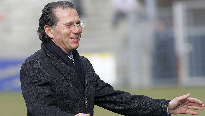 Mit dem VfB Stuttgart war Walter Kelsch 1984 deutscher Meister, in der Bundesliga spielte er überdies für den FC Homburg. Mit dem VfB Stuttgart war Walter Kelsch 1984 deutscher Meister, in der Bundesliga spielte er überdies für den FC Homburg.