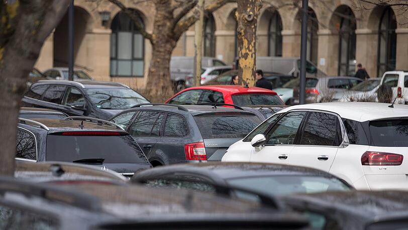 Autos stehen auf einem Parkplatz. (Symbolbild)