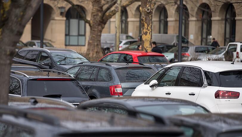 Autos stehen auf einem Parkplatz. (Symbolbild) Autos stehen auf einem Parkplatz. (Symbolbild)