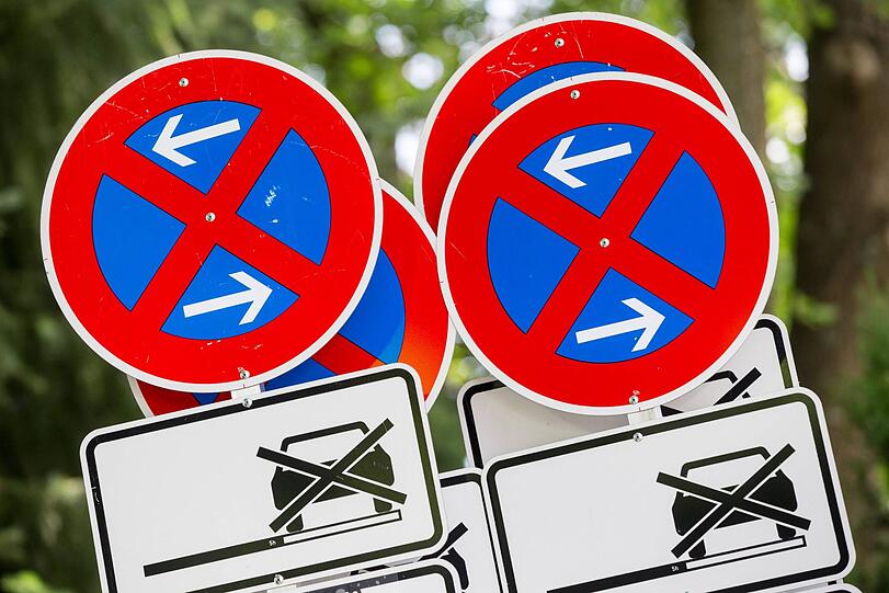 Mobile Halteverbotsschilder - in der Stadt keine Seltenheit.