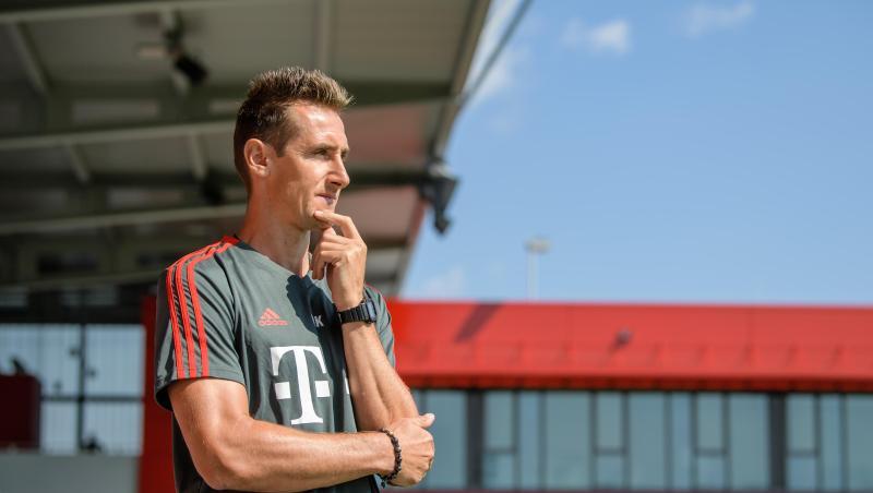 Der FC Bayern erwägt laut einem Medienbericht die Beförderung von Klose zum Assistenten von Hansi Flick. Foto: Matthias Balk/dpa/Archivbild Der FC Bayern erwägt laut einem Medienbericht die Beförderung von Klose zum Assistenten von Hansi Flick. Foto: Matthias Balk/dpa/Archivbild