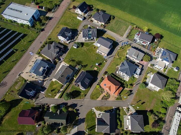 Blick auf einen Musterhauspark. Foto: Jan Woitas/dpa-Zentralbild/ZB/Symbolbild