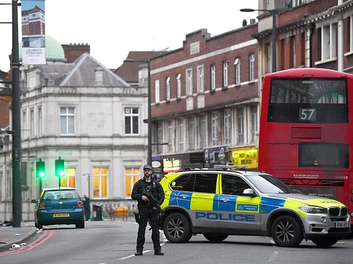 Ein bewaffneter Polizist sperrt im Süden Londons eine Straße ab. Dort hatte ein Mann Passanten mit einem Messer angegriffen und verletzt.