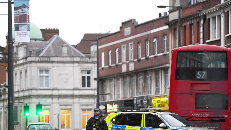 Ein bewaffneter Polizist sperrt im Süden Londons eine Straße ab. Dort hatte ein Mann Passanten mit einem Messer angegriffen und verletzt.