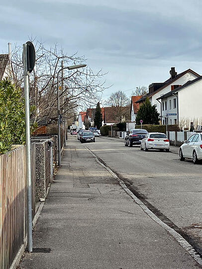 Früher parkten hier vor allem Anwohner - aber oft halb auf dem Gehweg. Früher parkten hier vor allem Anwohner - aber oft halb auf dem Gehweg.