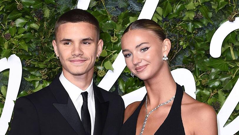 Romeo Beckham und Mia Regan bei der Verleihung der Fashion Awards 2021 in London.
