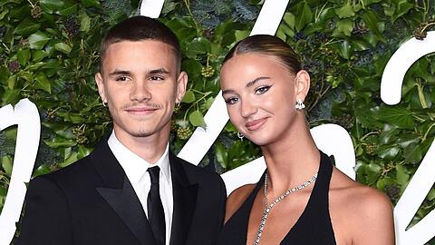 Romeo Beckham und Mia Regan bei der Verleihung der Fashion Awards 2021 in London.