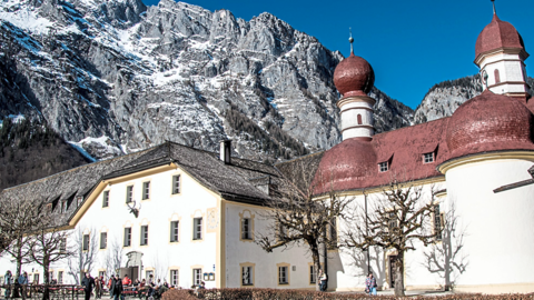 Die Gaststätte mit der Kirche St. Bartholomä am Königssee - kaum jemand möchte hier arbeiten.