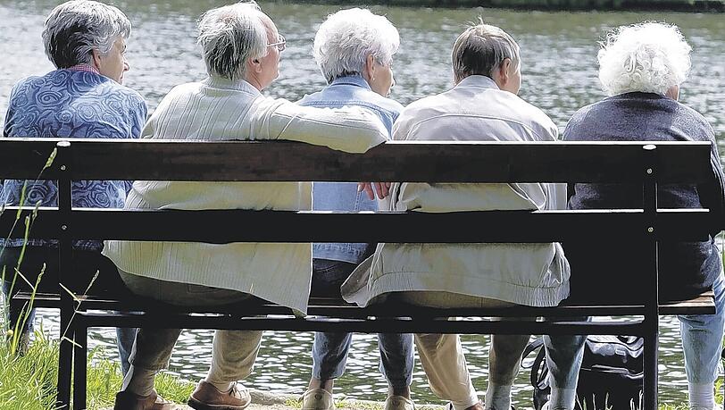 Ein Platz an der Sonne: Unbeschwert lebt sich’s nur dann im Alter, wenn keine Geldsorgen drücken. Viele Senioren müssen sich mit Mini-Renten begnügen. Foto: ddp Ein Platz an der Sonne: Unbeschwert lebt sich’s nur dann im Alter, wenn keine Geldsorgen drücken. Viele Senioren müssen sich mit Mini-Renten begnügen. Foto: ddp