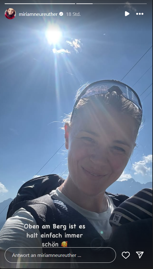Während ihrer Wanderung lächelt Miriam Neureuther – mit Söhnchen Mats im Arm – zufrieden in die Kamera. Während ihrer Wanderung lächelt Miriam Neureuther – mit Söhnchen Mats im Arm – zufrieden in die Kamera.