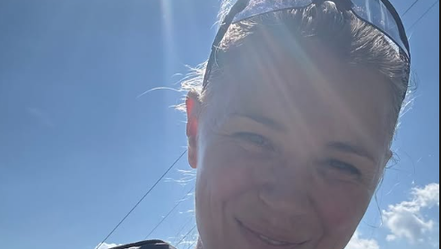 Während ihrer Wanderung lächelt Miriam Neureuther – mit Söhnchen Mats im Arm – zufrieden in die Kamera. Während ihrer Wanderung lächelt Miriam Neureuther – mit Söhnchen Mats im Arm – zufrieden in die Kamera.