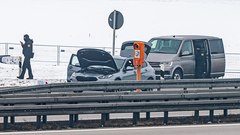 Ein Auto steht mit offener Motorhaube und ge&ouml;ffneter Heckklappe auf der A3. Nach dem Fund verd&auml;chtiger Gegenst&auml;nde in dem Fahrzeug auf der Autobahn 3 in der Oberpfalz haben Ermittler einen Gegenstand gesprengt, wie ein Sprecher des bayerischen Landeskriminalamts (LKA) mitteilte. +++ dpa-Bildfunk +++