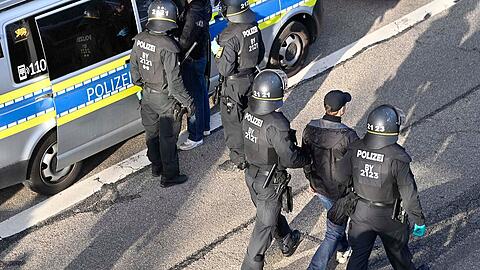 Die M&uuml;nchner Polizei f&uuml;hrt Anh&auml;nger des VfB Stuttgart ab.