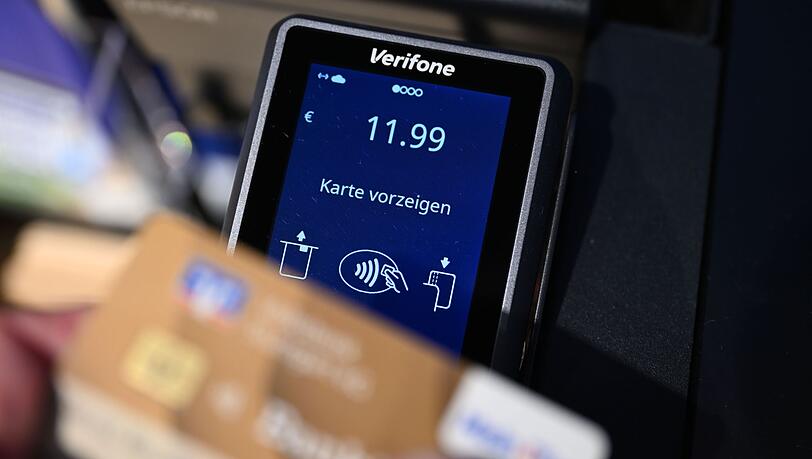 Viele Eink&auml;ufe werden bargeldlos bezahlt, oft kontaktlos quasi im Vorbeigehen. (Symbolbild)