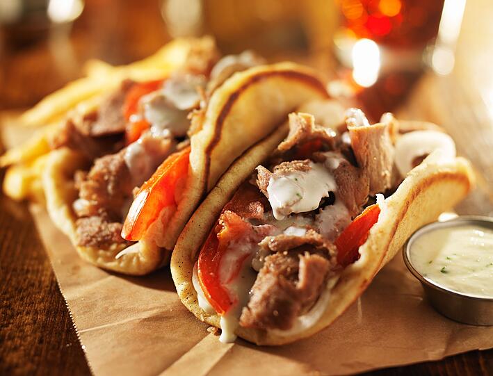 Zu den Klassikern der griechischen Küche zählt Gyros. Das vom Drehspieß geschnittene Schweinefleisch wird oft im Pita-Brot oder mit Pommes frites, Salat und Tsatsiki serviert und ist vor allem auch in Deutschland äußerst beliebt. Gyros ist in der Zubereitungsart mit dem türkischen Döner Kebab zu vergleichen. Für Döner Kebab wird traditionell jedoch Lammfleisch benutzt. Zu den Klassikern der griechischen Küche zählt Gyros. Das vom Drehspieß geschnittene Schweinefleisch wird oft im Pita-Brot oder mit Pommes frites, Salat und Tsatsiki serviert und ist vor allem auch in Deutschland äußerst beliebt. Gyros ist in der Zubereitungsart mit dem türkischen Döner Kebab zu vergleichen. Für Döner Kebab wird traditionell jedoch Lammfleisch benutzt.