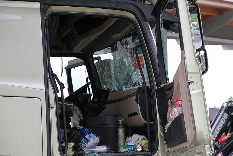 Schwerer Unfall an der Rastanlage Inntal: Ein Lkw raste in eine Zapfanlage.