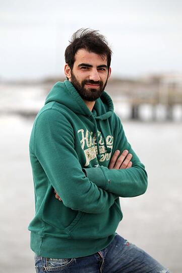 Gemütlicher Kapuzen-Hoody und vom Wind zerzaustes Haar: