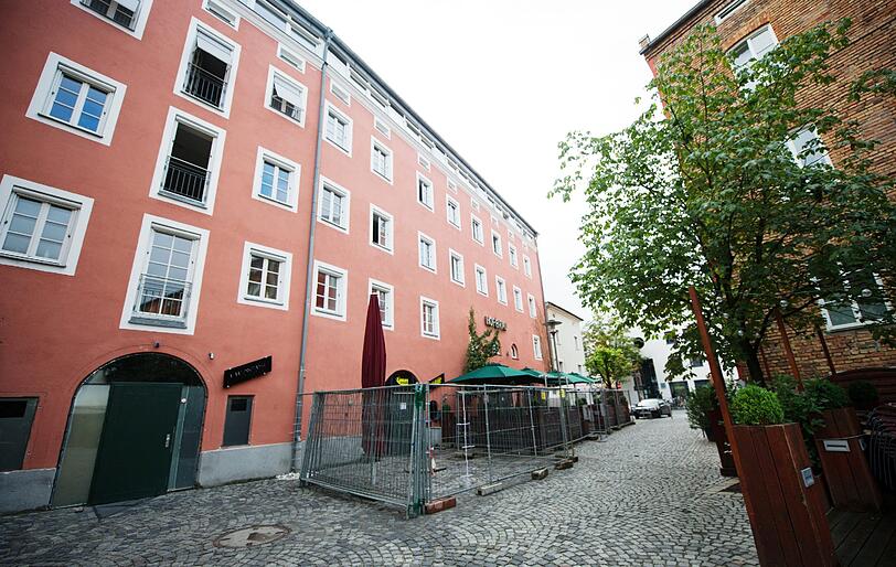 In der Nacht zum 09.09.2013 wurde vor dem Nachtlokal in Rosenheim (Bayern) ein 21-Jähriger mit einem Faustschlag bewusstlos geschlagen. Er erlag seinen Verletzungen im Krankenhaus.