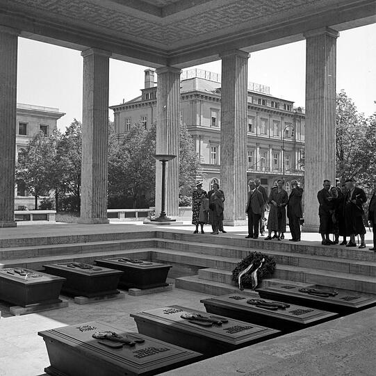 Der Blick von der Ehrenhalle auf das Braune Haus - die ehemalige Parteizentrale der NSDAP - in der Brienner Straße.