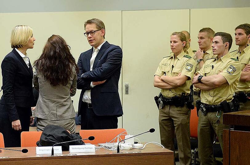 Beratung mit den Anwälten. Beate Zschäpe am Dienstag im Oberlandesgericht.